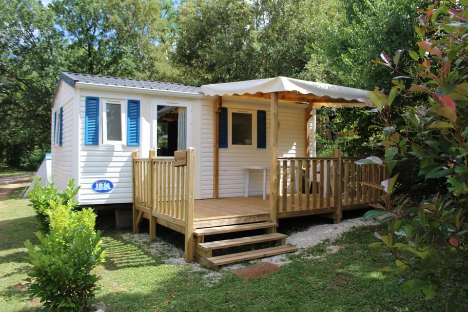 CAMPING LE BEL AIR Limogne en Quercy Campground/ 
RV Resort in Occitanie
