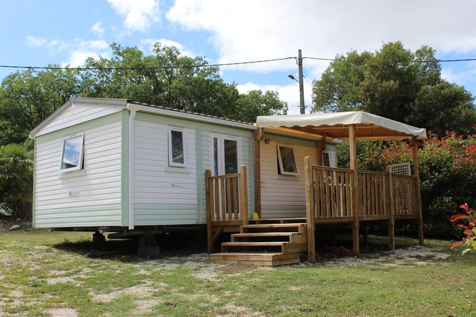 CAMPING LE BEL AIR Limogne en Quercy Campground/ 
RV Resort in Occitanie