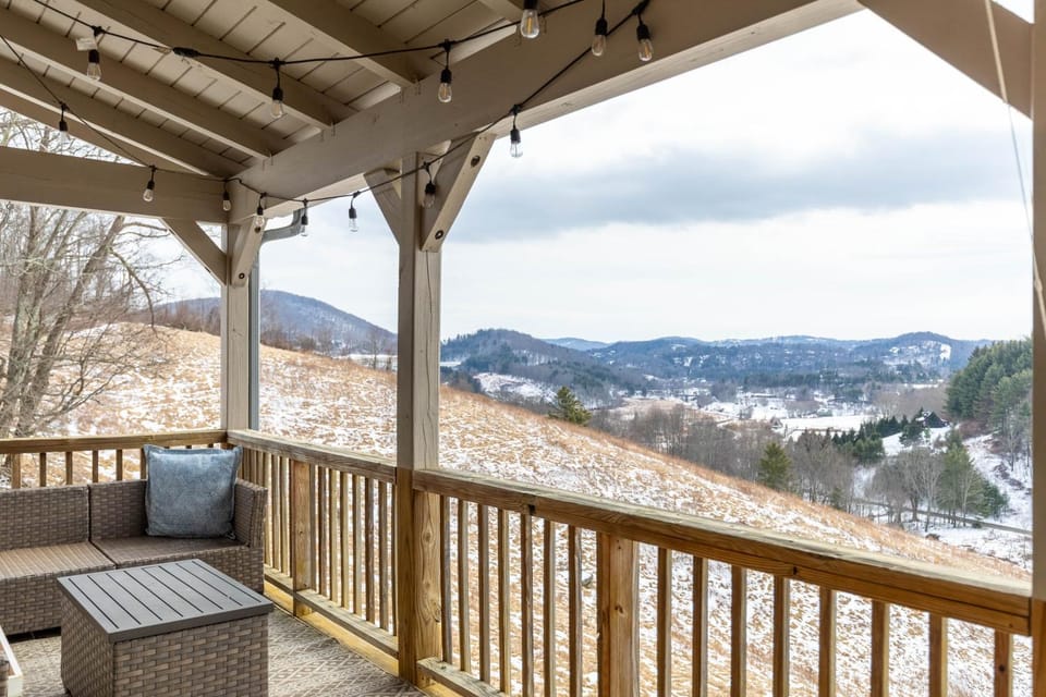 Rosey Outlook Hot Tub Great Views Pool Table between Boone & Blowing Rock House in Watauga