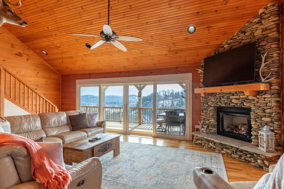 Rosey Outlook Hot Tub Great Views Pool Table between Boone & Blowing Rock House in Watauga