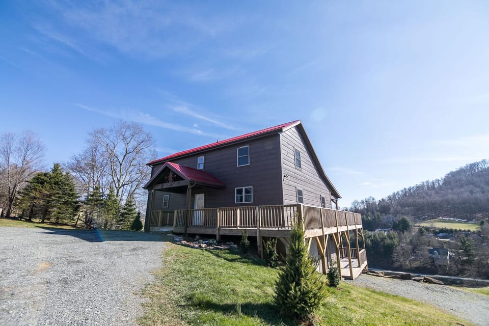 Rosey Outlook Hot Tub Great Views Pool Table between Boone & Blowing Rock House in Watauga