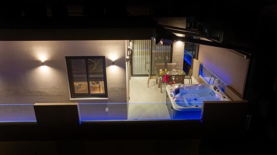 SiLena Luxury Penthouse with Jacuzzi - Near Chania Old Town Apartment in Chania