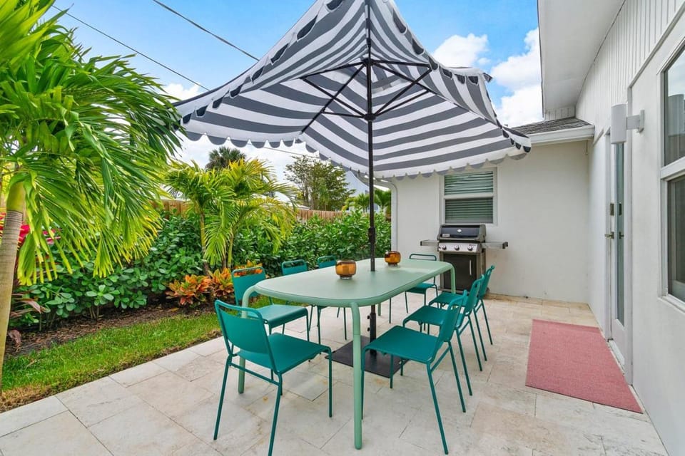 Private Heated Pool & Spa Designer By the Beach House in Tequesta