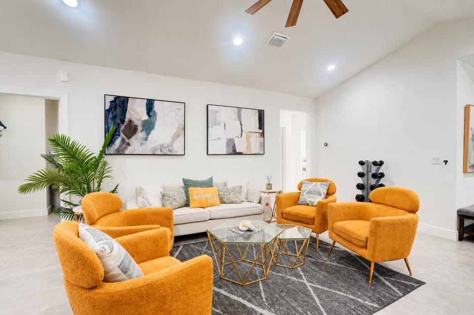 New Modern Coastal Retreat Near Beach & Downtown! Villa in West Palm Beach