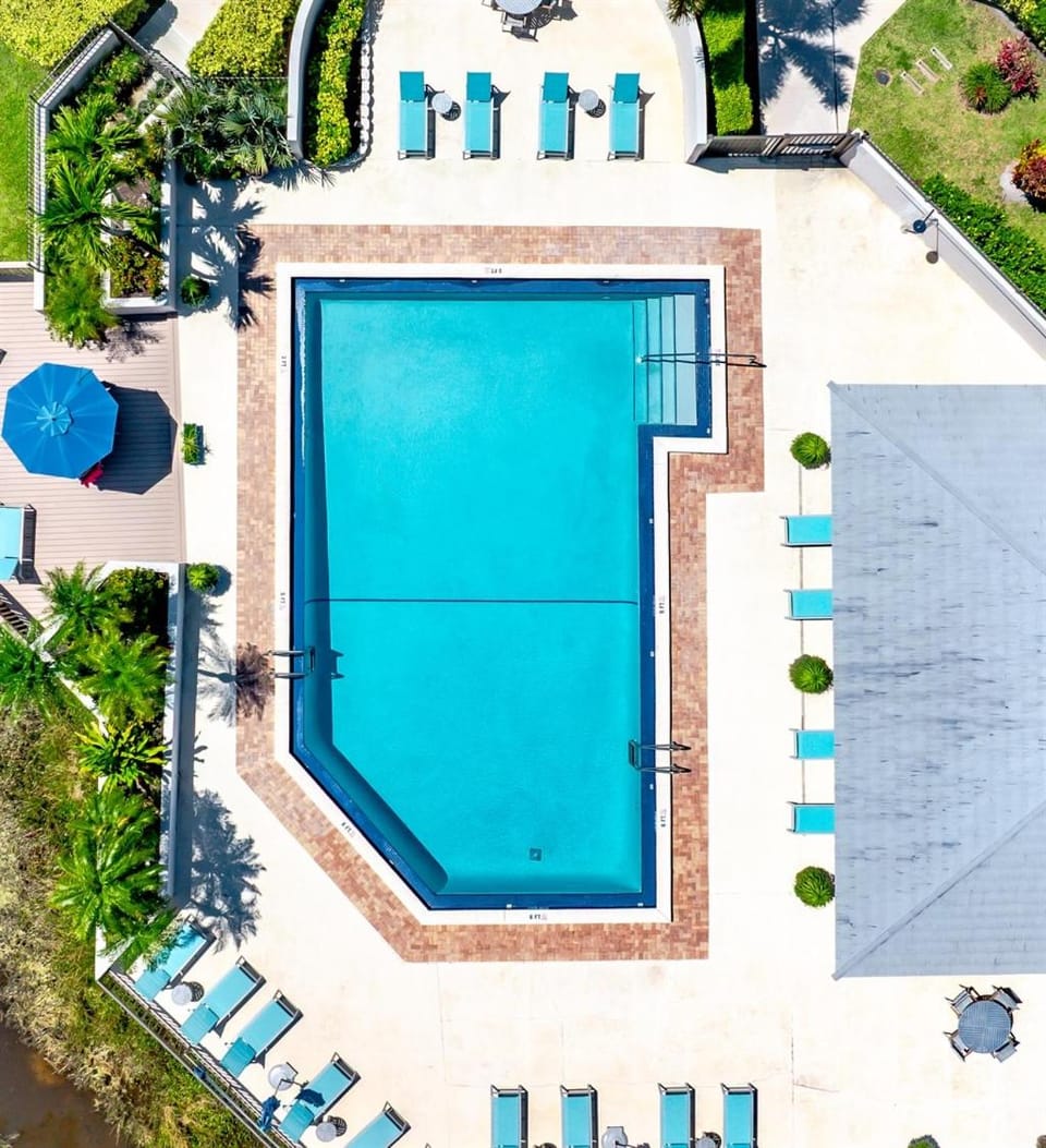 Upscale 2BR Townhome Golf, Pools & Lake Views Apartment in Palm Beach Gardens