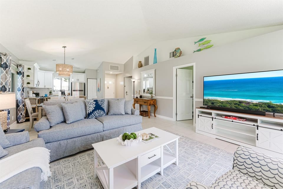 Upscale 2BR Townhome Golf, Pools & Lake Views Apartment in Palm Beach Gardens