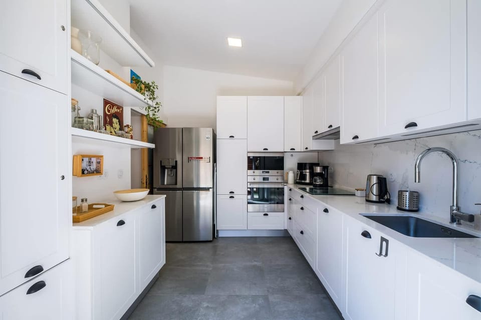 Coffee/tea facilities, dishwasher, oven, stove, toaster, kitchen