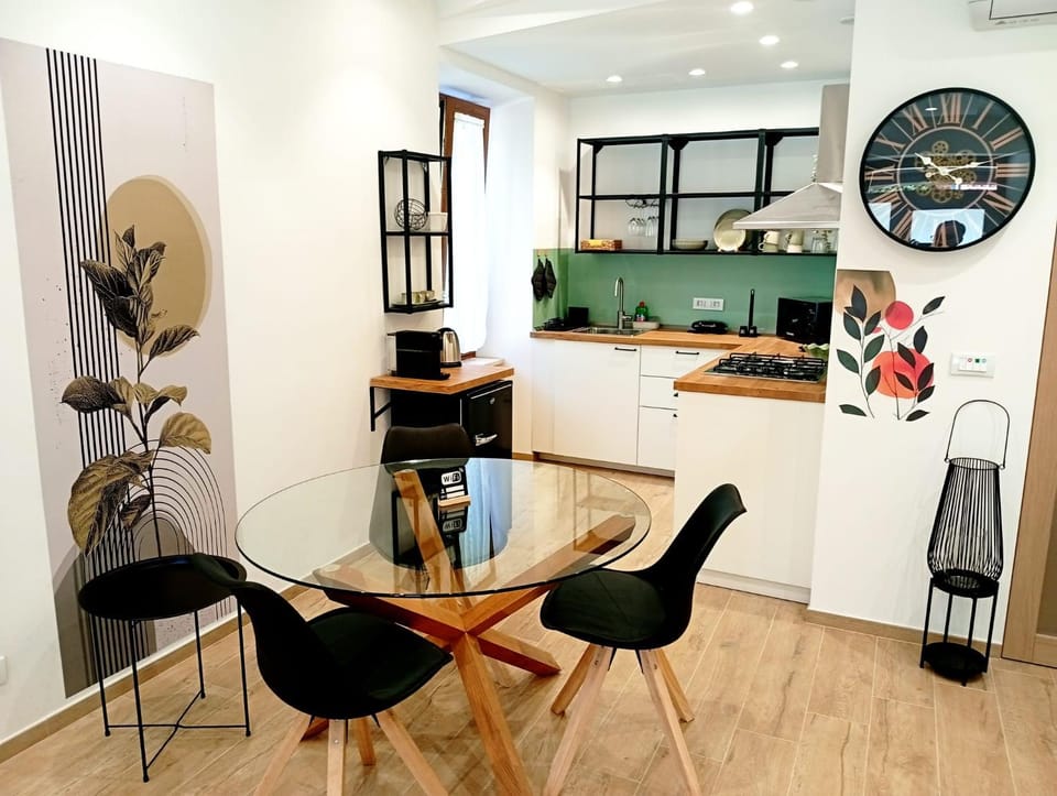 Kitchen or kitchenette, Living room, Seating area, Dining area, pet friendly, stove