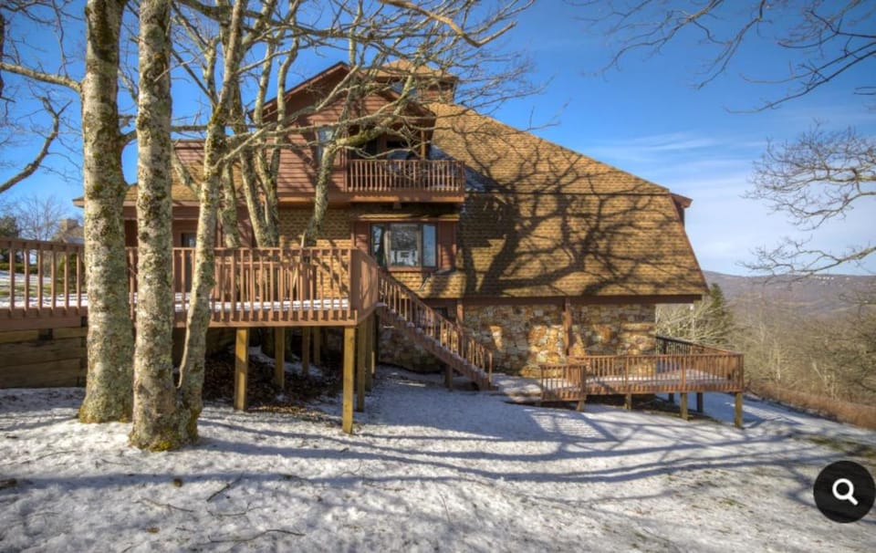 Endless Vistas 4BR with stunning views and close proximity to town House in Seven Devils