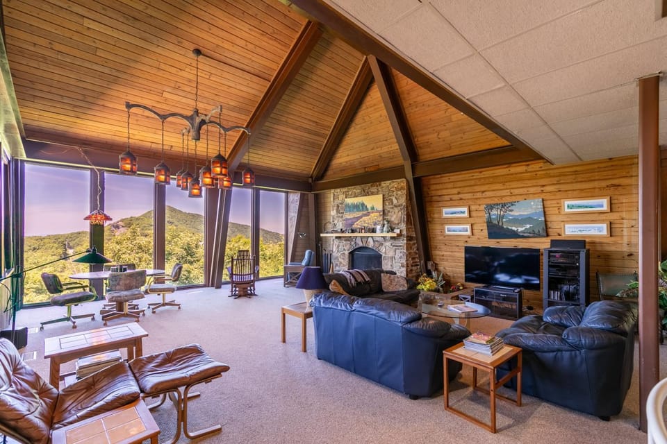 Endless Vistas 4BR with stunning views and close proximity to town House in Seven Devils
