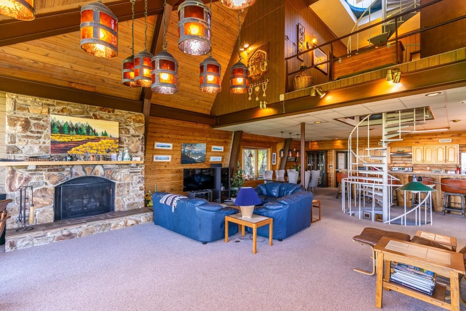 Endless Vistas 4BR with stunning views and close proximity to town House in Seven Devils