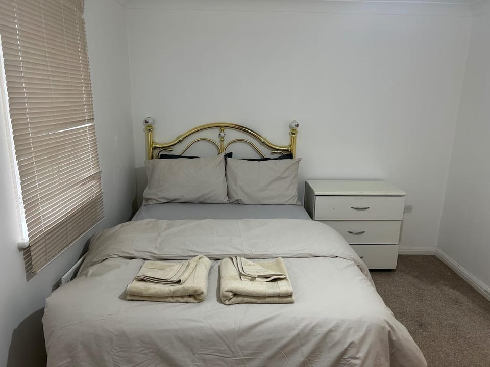 Bed, Bedroom, towels