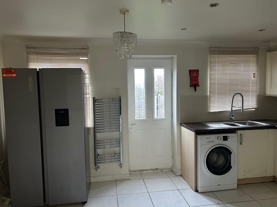 Kitchen or kitchenette, washing machine
