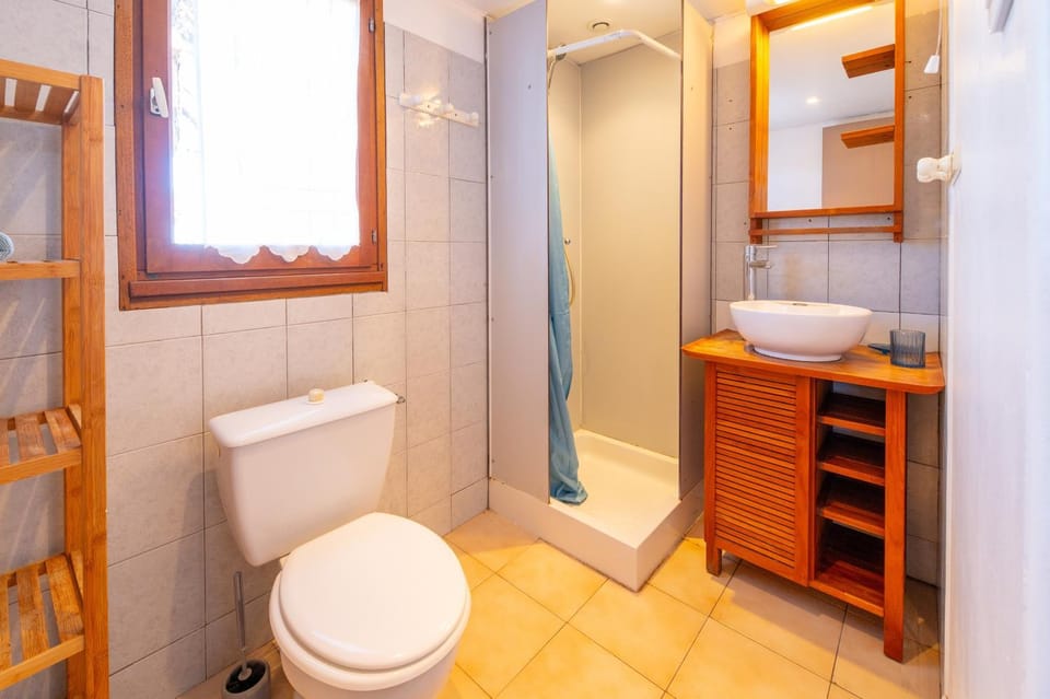 Bathroom, Living room