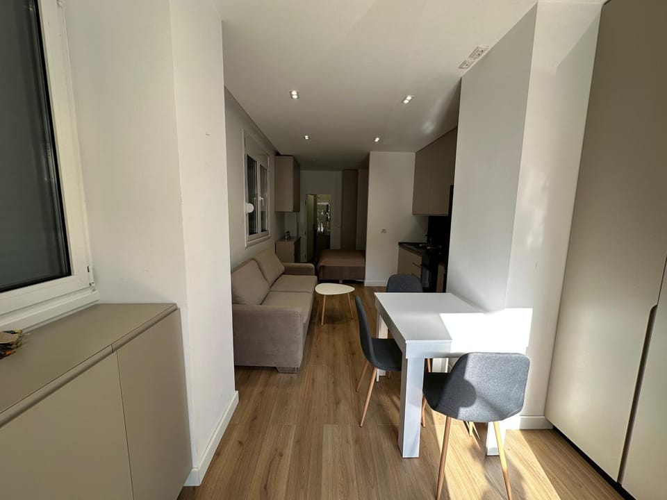 TV and multimedia, Kitchen or kitchenette, Living room, Seating area, Dining area
