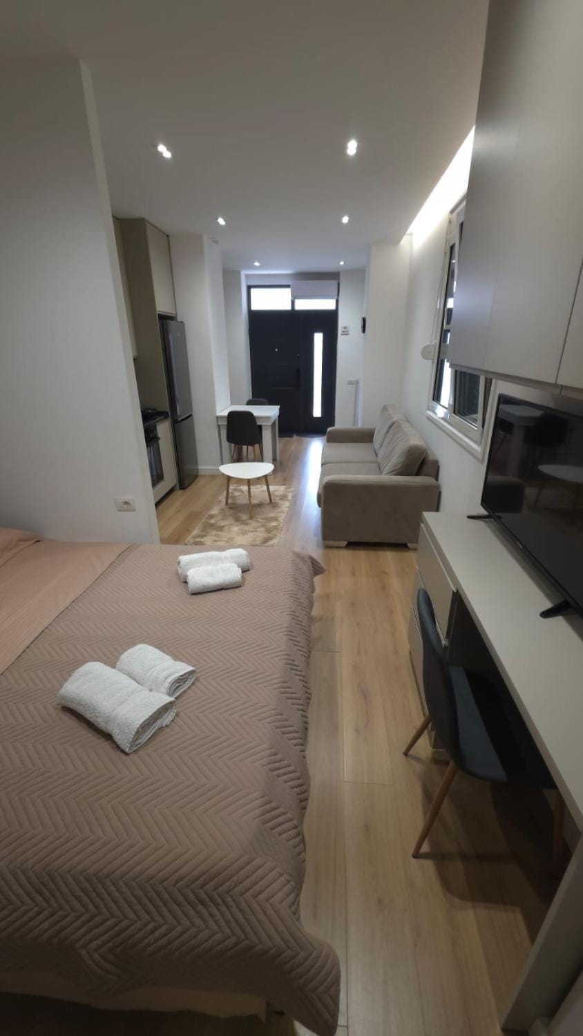 Bed, TV and multimedia, towels
