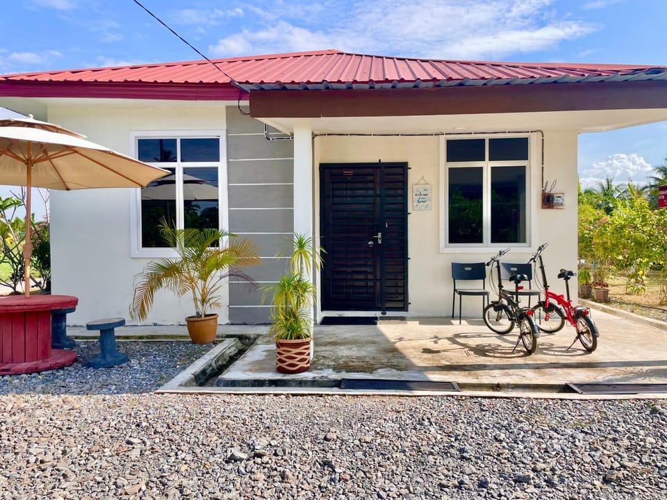 Property building, Patio, Day, Cycling