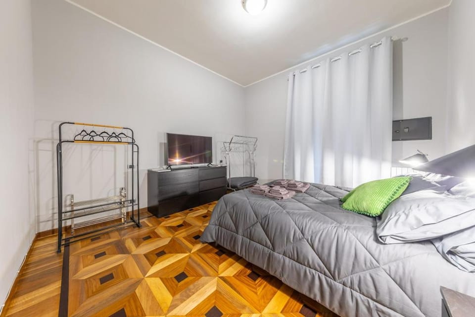 Luxury Flat Crocetta 2 stops from Duomo, AC Apartment in Milan