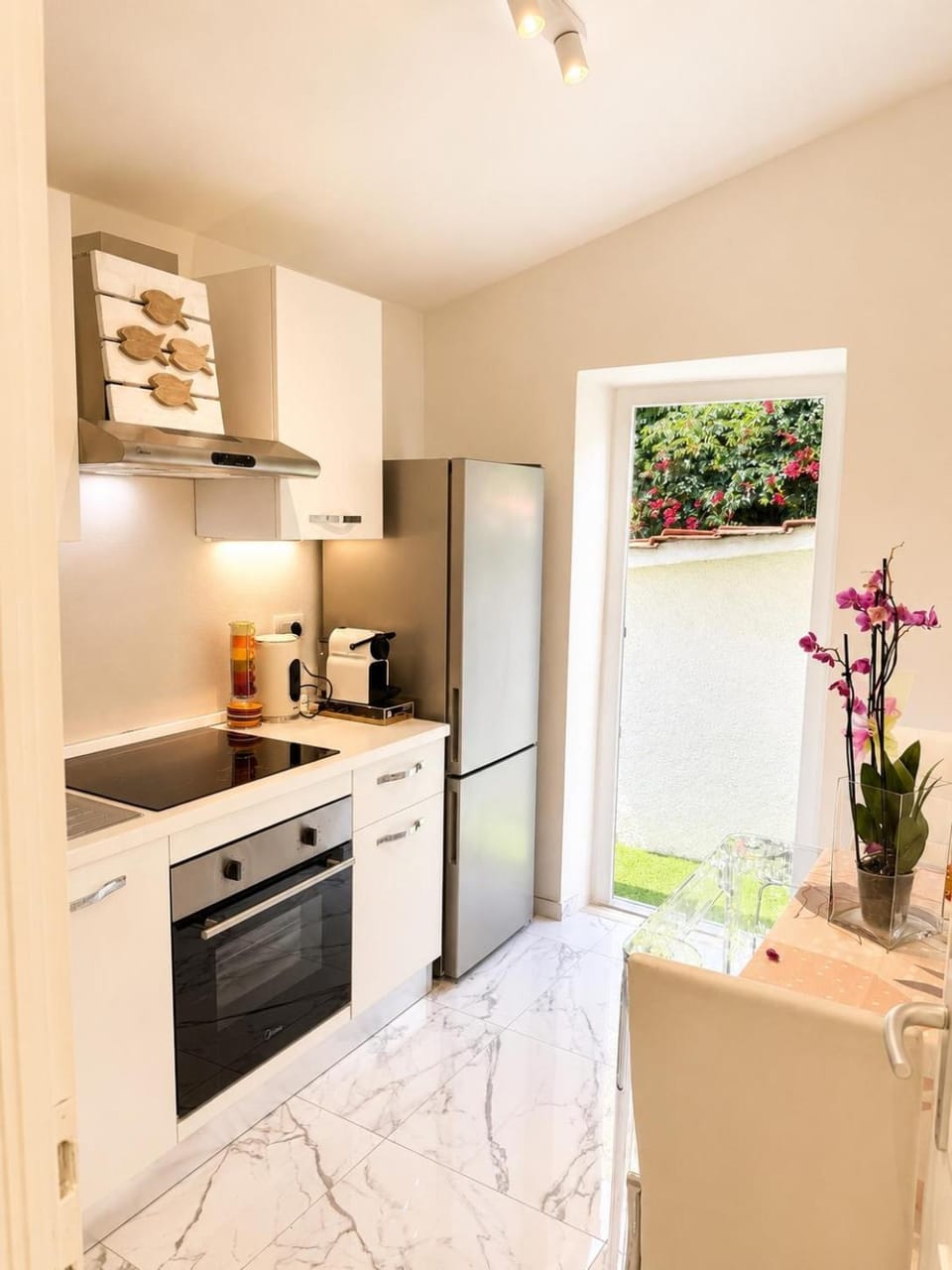 Kitchen or kitchenette, Dining area, oven, stove