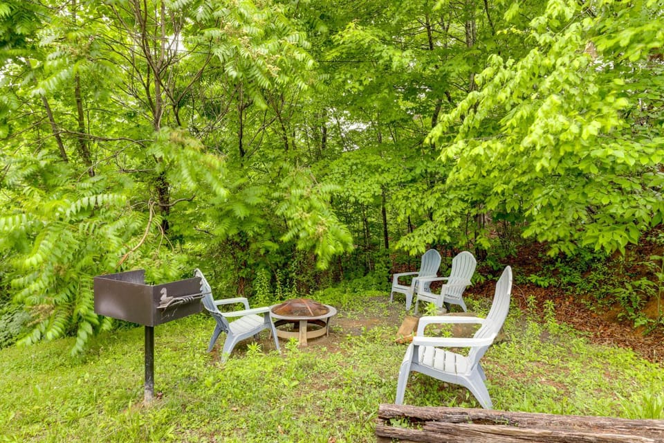 Smoky Mtn Oasis w/ Hot Tub! 5 Mi to SkyLand Ranch House in Pigeon Forge