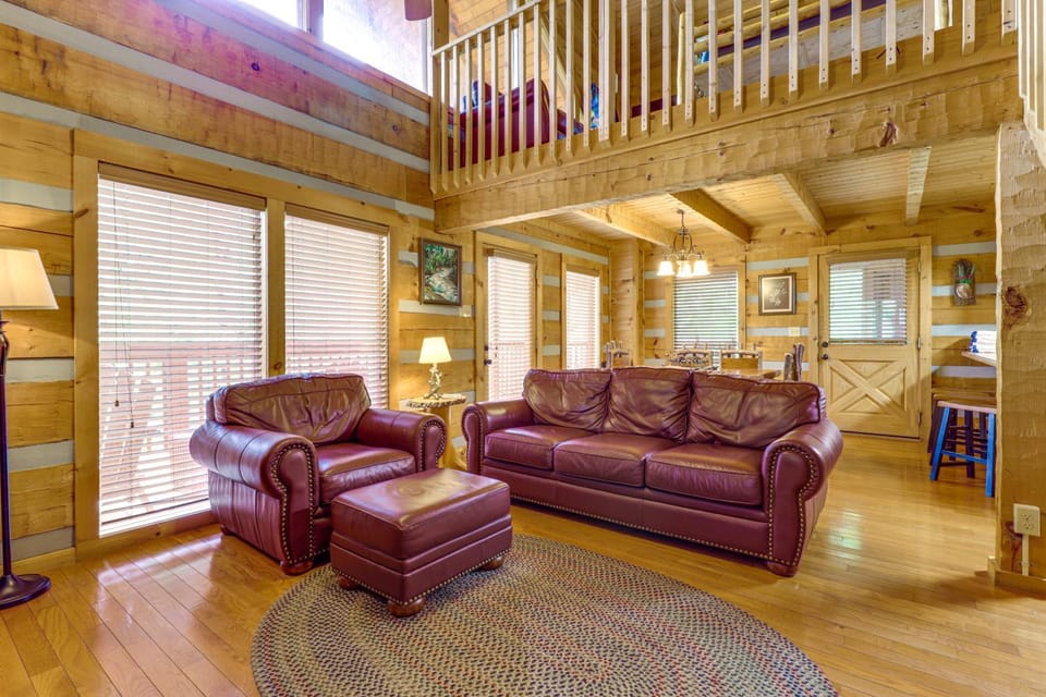 Smoky Mtn Oasis w/ Hot Tub! 5 Mi to SkyLand Ranch House in Pigeon Forge