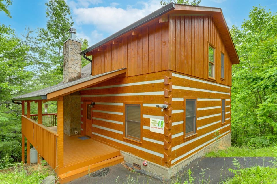 Smoky Mtn Oasis w/ Hot Tub! 5 Mi to SkyLand Ranch House in Pigeon Forge