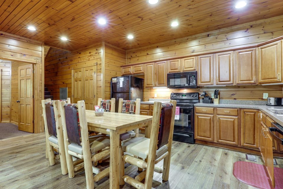 Hot Tub & Game Room! Resort Cabin 4 Mi to GSMNP Cabin in Gatlinburg