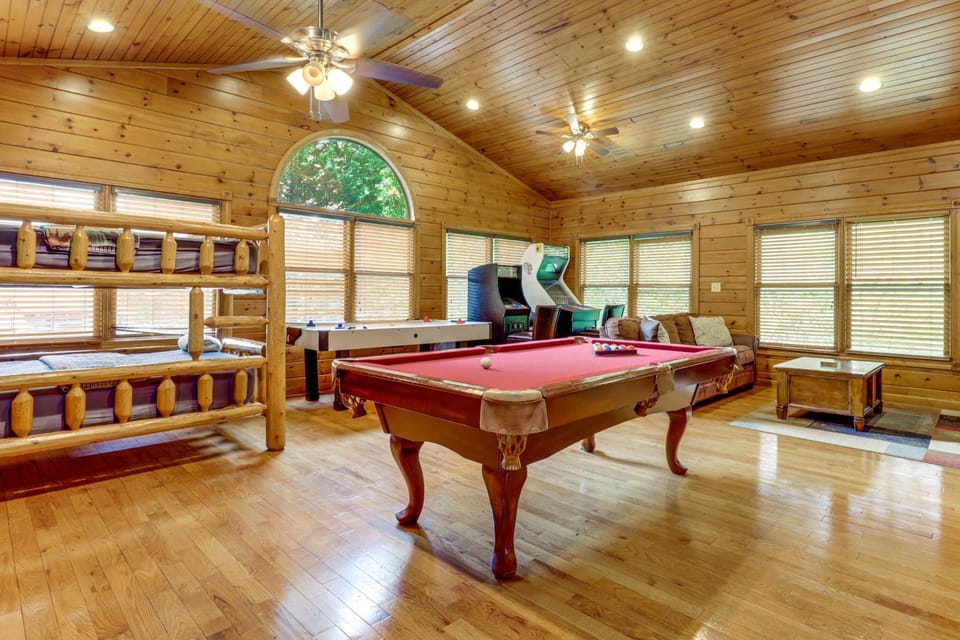 Hot Tub & Game Room! Resort Cabin 4 Mi to GSMNP Cabin in Gatlinburg