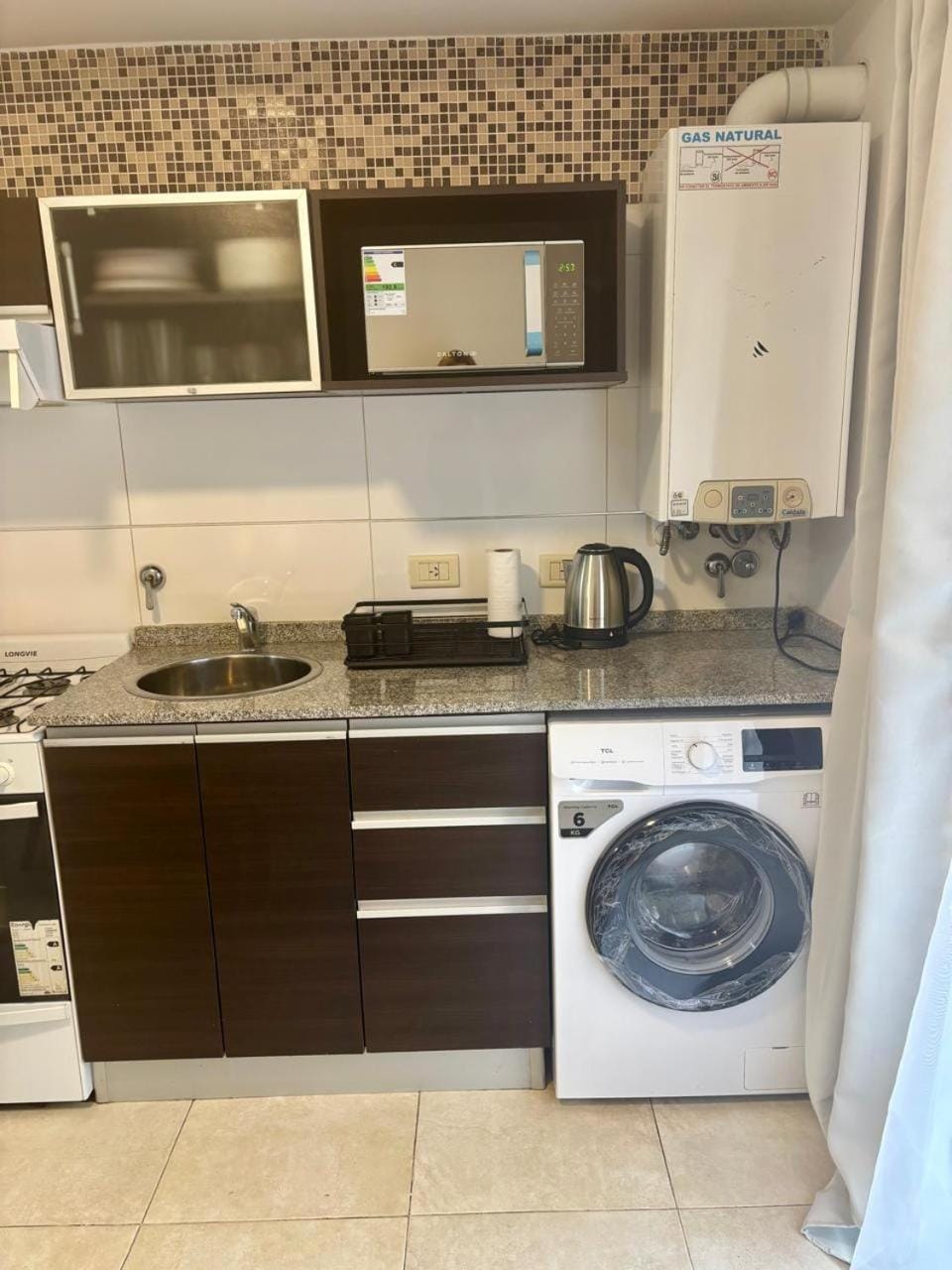 Kitchen or kitchenette, oven, washing machine