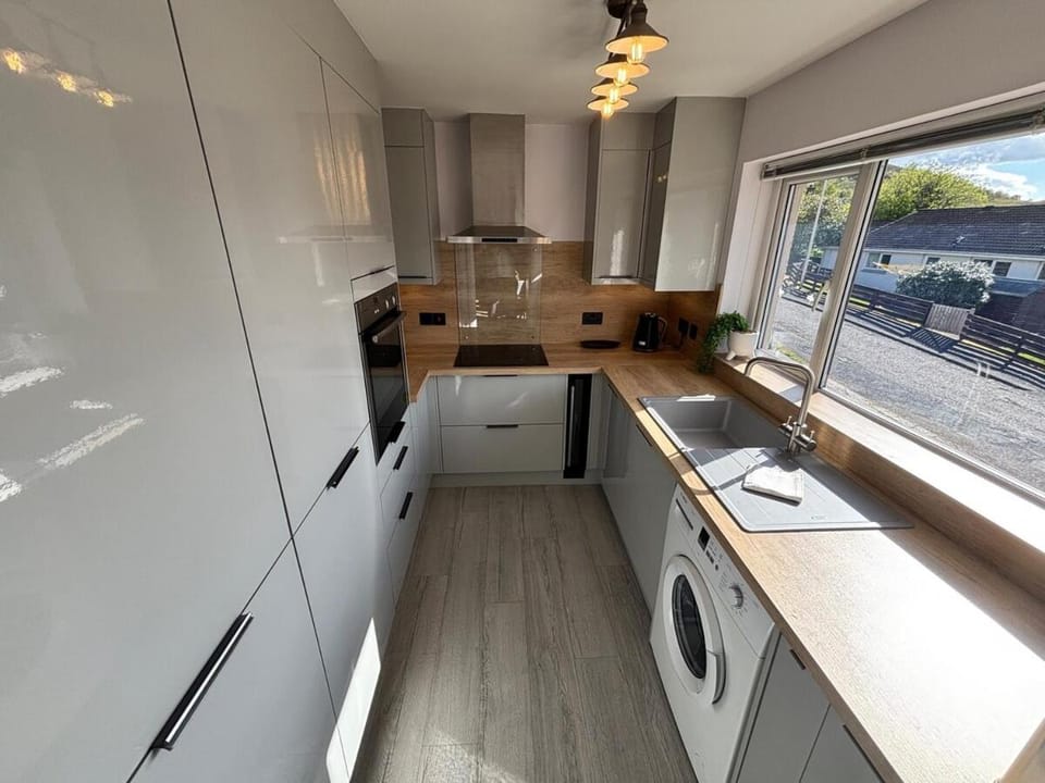 Kitchen or kitchenette, Mountain view, oven, stove, washing machine