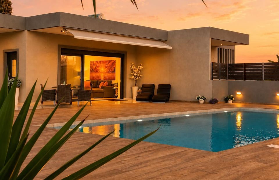 Property building, Balcony/Terrace, Swimming pool