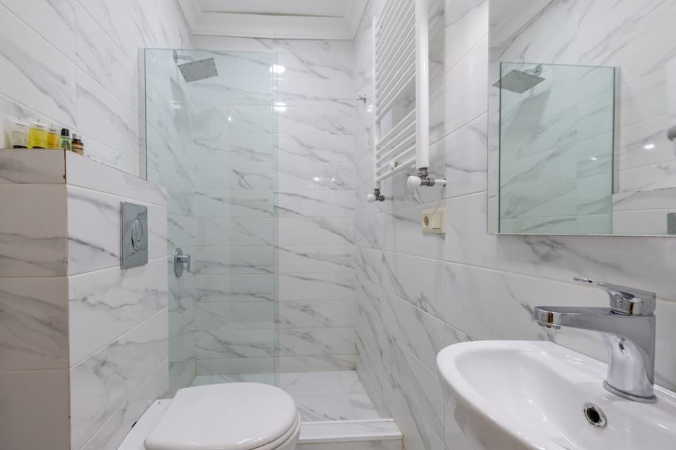 Shower, Toilet, Bathroom, towels