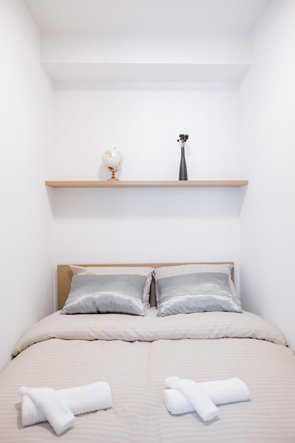 Photo of the whole room, Bedroom, towels