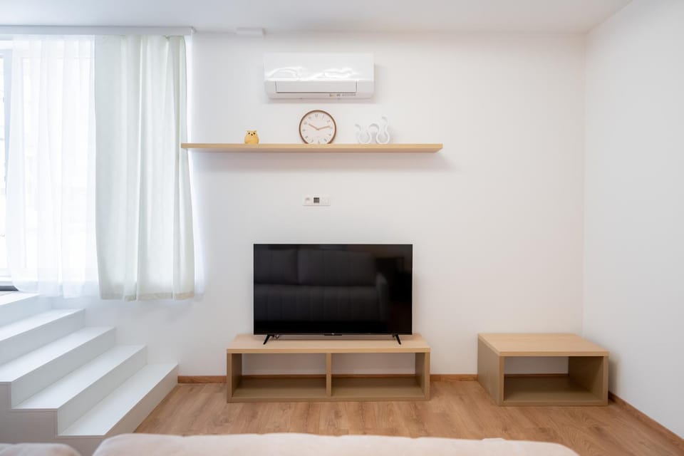 Bed, TV and multimedia, Seating area, air conditioner