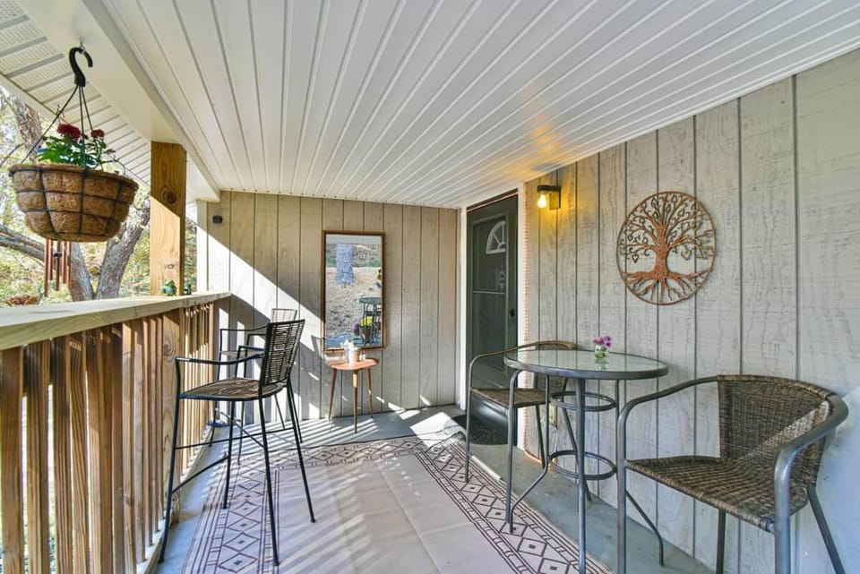 2 Bed Convenient in Country Apartment in Swannanoa