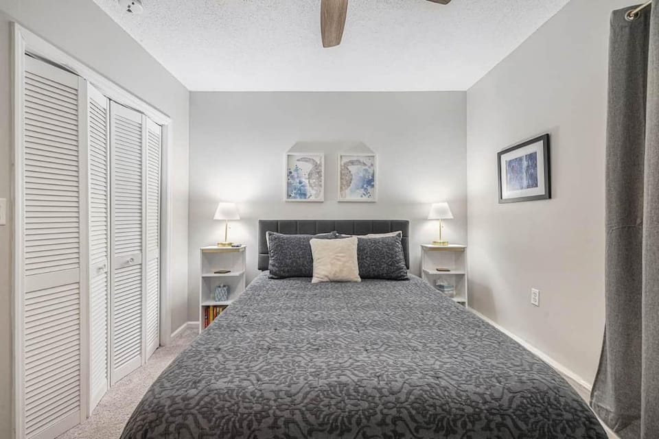 The Birdhouse Pet friendly 2 Bed With Yard And Hot Tub House in Stono River
