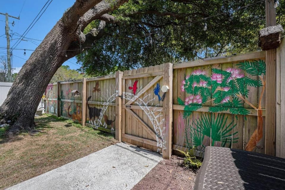 Birdhouse: Pet friendly 2 Bed With Yard & Hot Tub House in Stono River