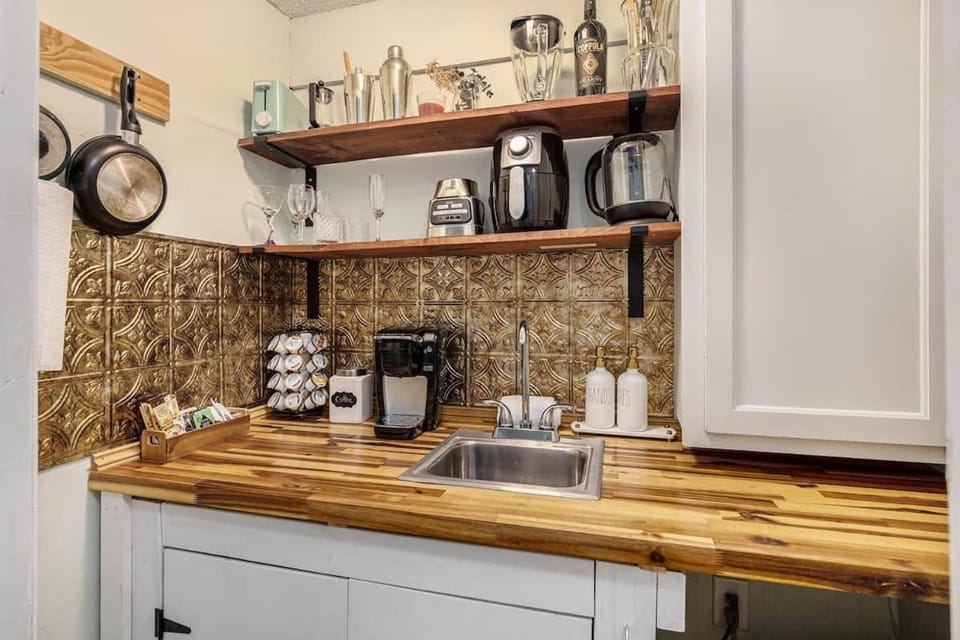The Birdhouse Pet friendly 2 Bed With Yard And Hot Tub House in Stono River