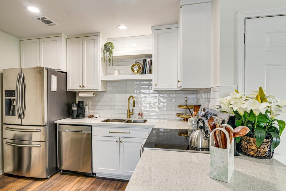 Gorgeous Condo Close to Beach and Local Favs House in Galveston Island
