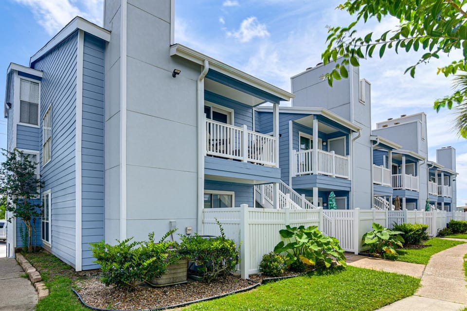 Gorgeous Condo Close to Beach and Local Favs House in Galveston Island