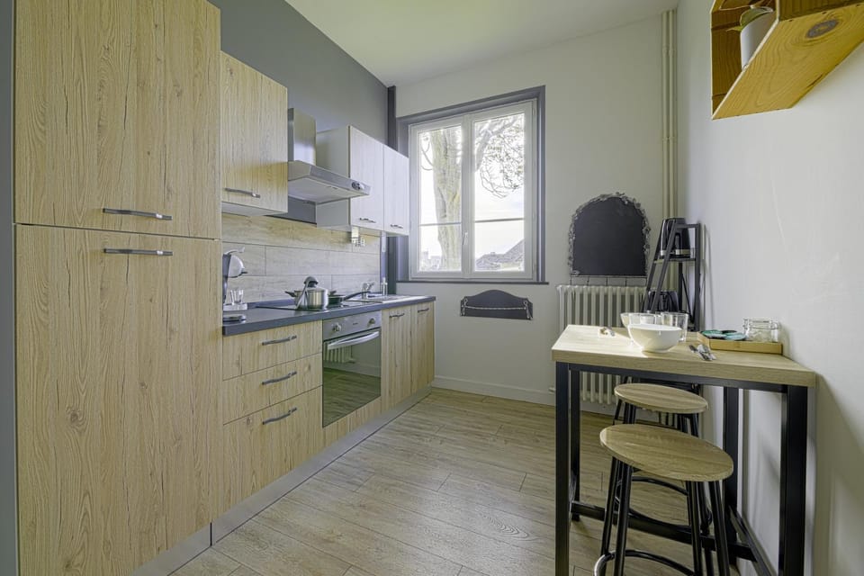 Coffee/tea facilities, Kitchen or kitchenette, Dining area, microwave, oven, toaster
