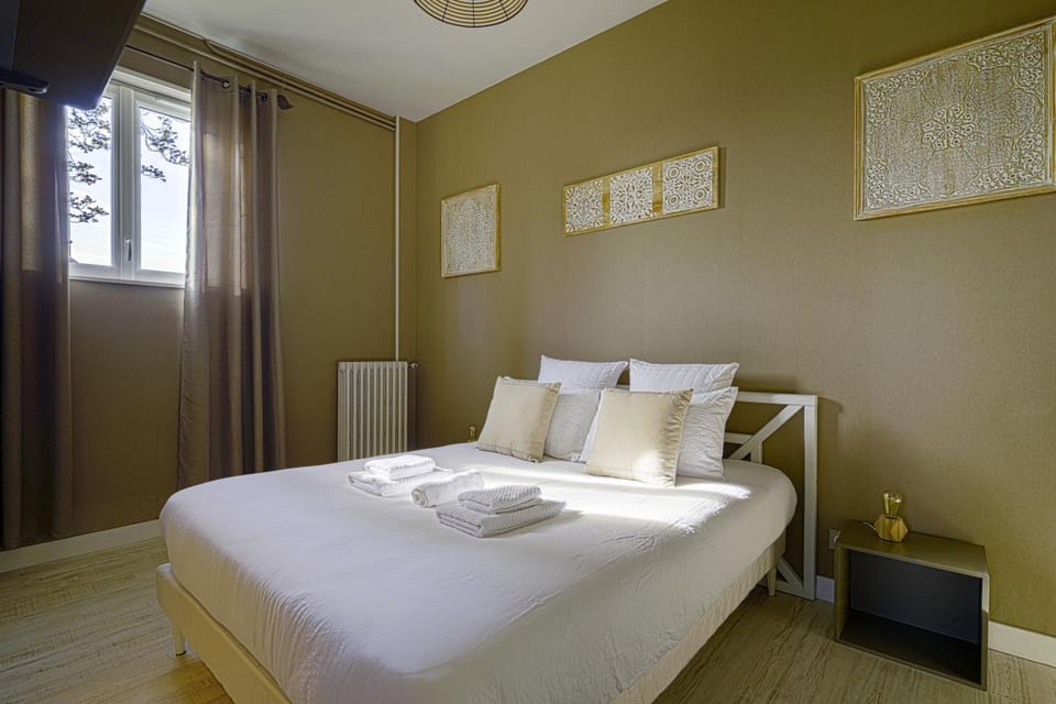 Bed, Bedroom, towels