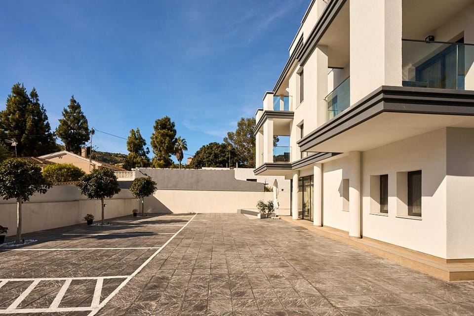 Property building, Facade/entrance, Off site