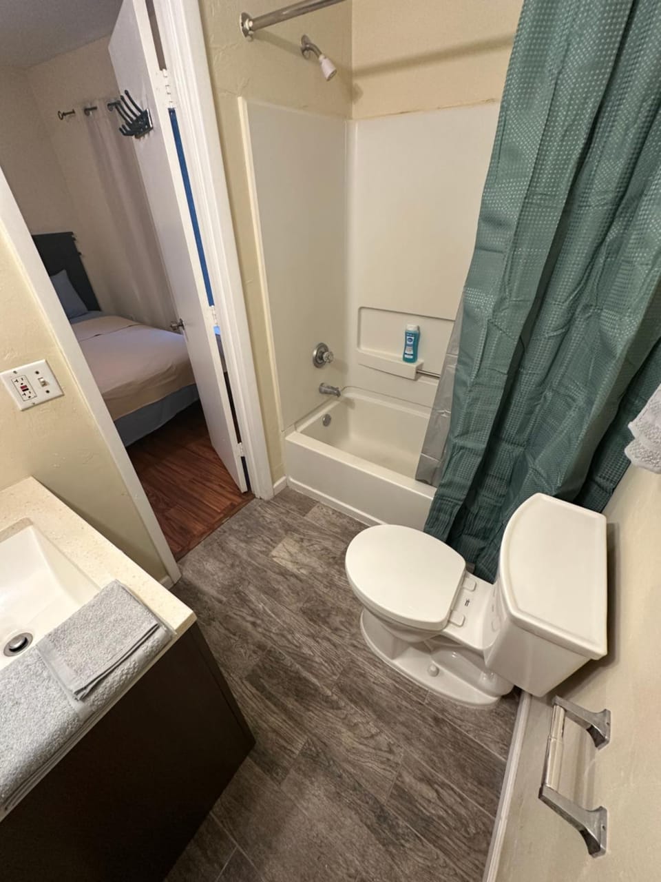 Shower, Toilet, Bath, towels