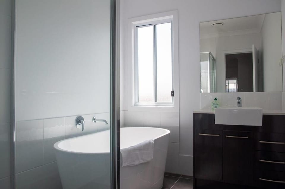 New 4 bedroom house in Coomera House in Hope Island