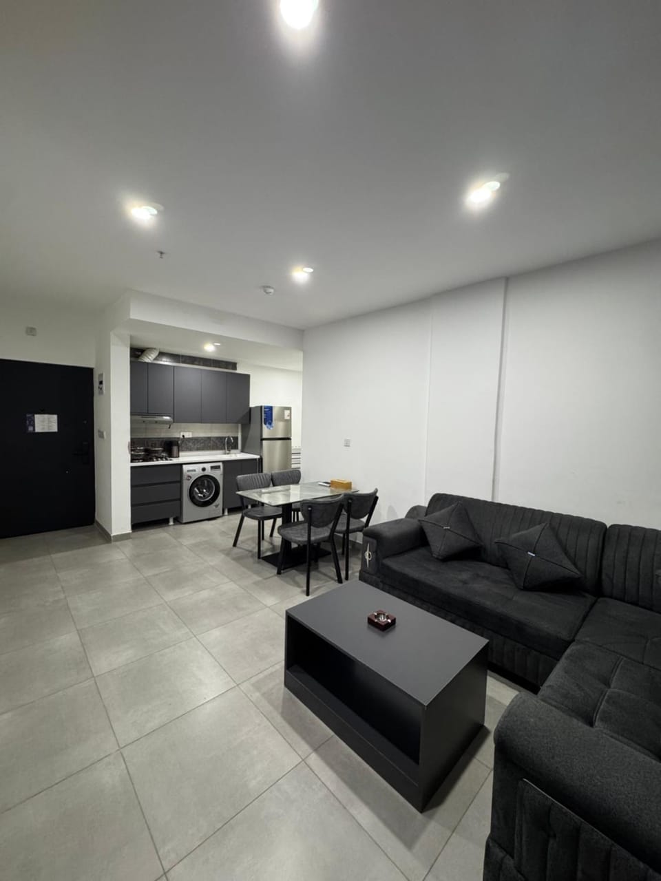 Kitchen or kitchenette, Living room, Seating area, Dining area, stove