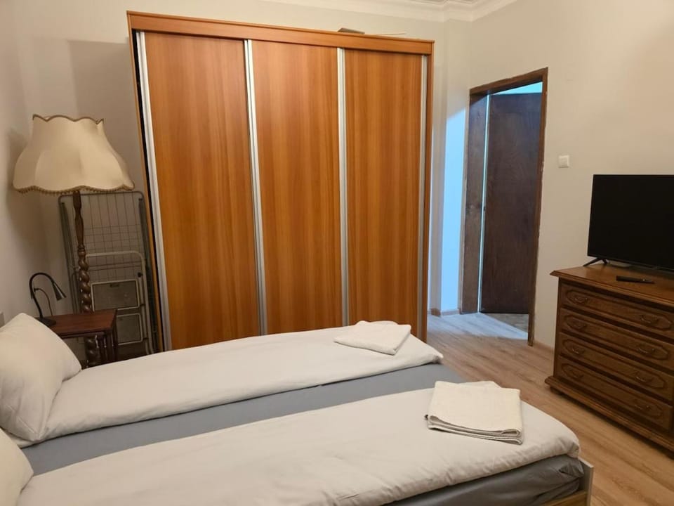 Bed, TV and multimedia, Bedroom