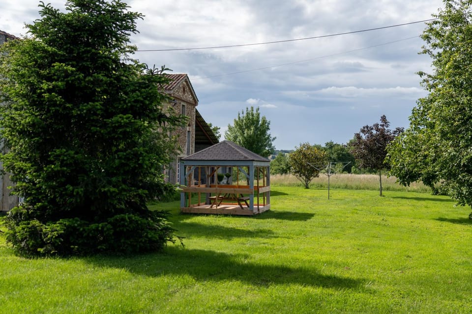 Communal lounge/ TV room, Spring, Day, Natural landscape, Garden, Garden view