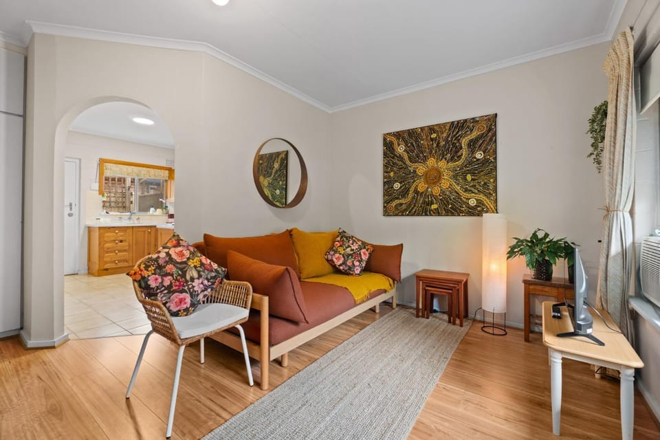 Courtyard 2 Bed Apartment Mile End House in Adelaide