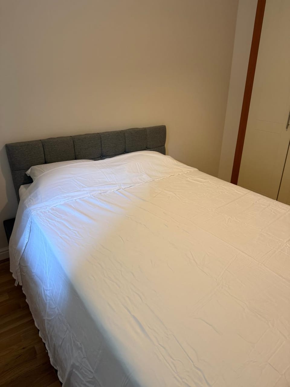 Property building, Bed, Bedroom